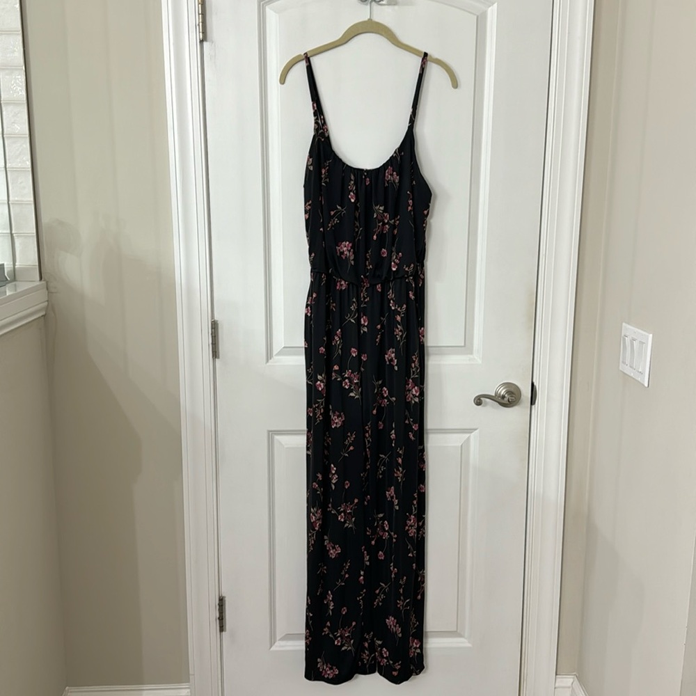 Floral romper with pockets. Size large.